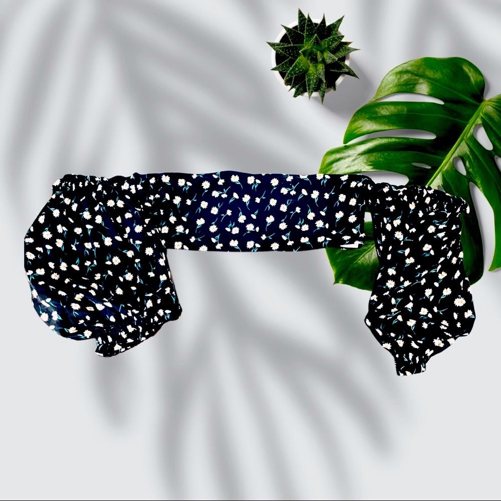 Off-shoulder daisy patterned crop top